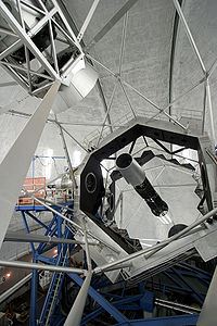 켁(Keck)천문대 반사망원경 렌즈지름 10M이다.