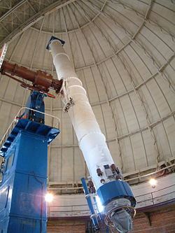 세계 최대 굴절망원경인 여키스천문대 굴절망원경렌즈 지름 1M이다.