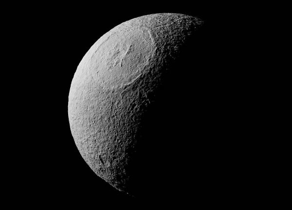지난 4일 미 항공우주국(NASA)은 토성탐사선 카시니호가 촬영한 위성 테티스(Tethys)를 홈페이지에 공개했다.