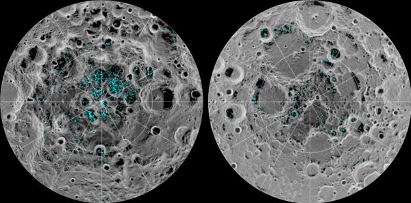 ‘달 광물 지도작성기’ 데이터분석을 통한 달 표면의 얼음을 표시한 사진. 남극(왼쪽)과 북극(오른쪽)의 푸른색 점으로 표시된 부분들이 얼음이다. 출처-NASA