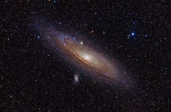 [M31 안드로메다 은하, 은하 위쪽 작은 점이 M32, 아래쪽 뿌연 은하가 M110 (Image credit:NASA)]