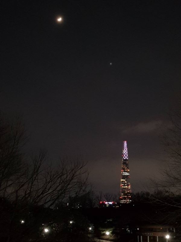 사진 : 폰카로 찍은 달과 금성 (ⓒ 김정현, 2020)
