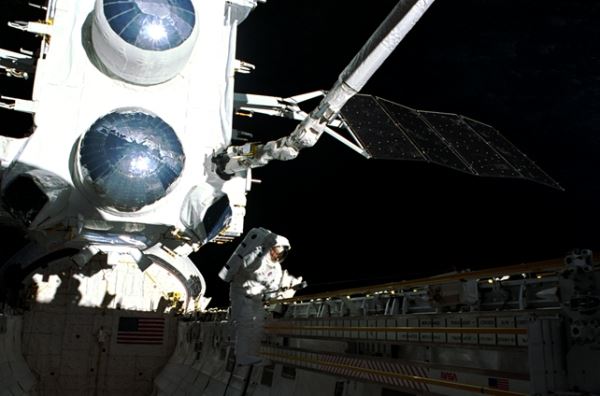 그림 4. 우주왕복선 아틀란티스호에서 발사되는 콤프턴 감마선 관찰 위성. (@NASA)