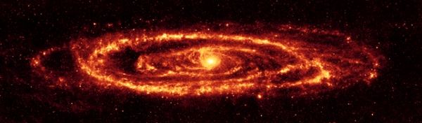 그림 9. 스피처 우주 망원경으로 촬영한 11,000 개 이상의 이미지를 모자이크해서 완성한 안드로메다 은하의 적외선 관측 이미지 (@NASA)