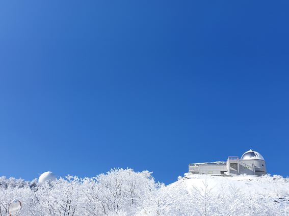 눈이 그치면 파란 하늘을 만난다. 사진 | 화천조경철천문대 유주상, 2020