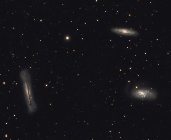 사진 : LEO Triplet (NGC3628(좌), M65(우상), M66:우하)(ⓒ Hewholooks, 2008)
